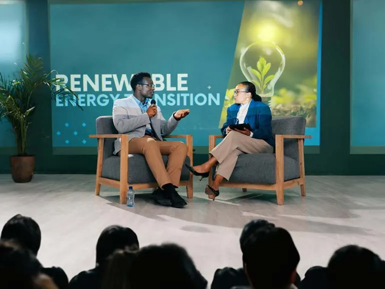 Snímek lidí, kteří spolu vedou rozhovor na klimatické konferenci